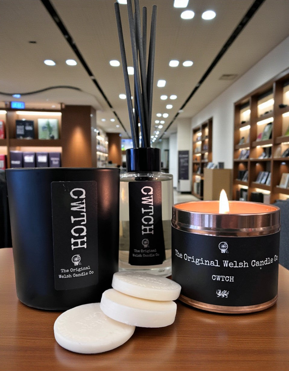 Cwtch Luxury Welsh Candle Gift Set - Rose & Oud